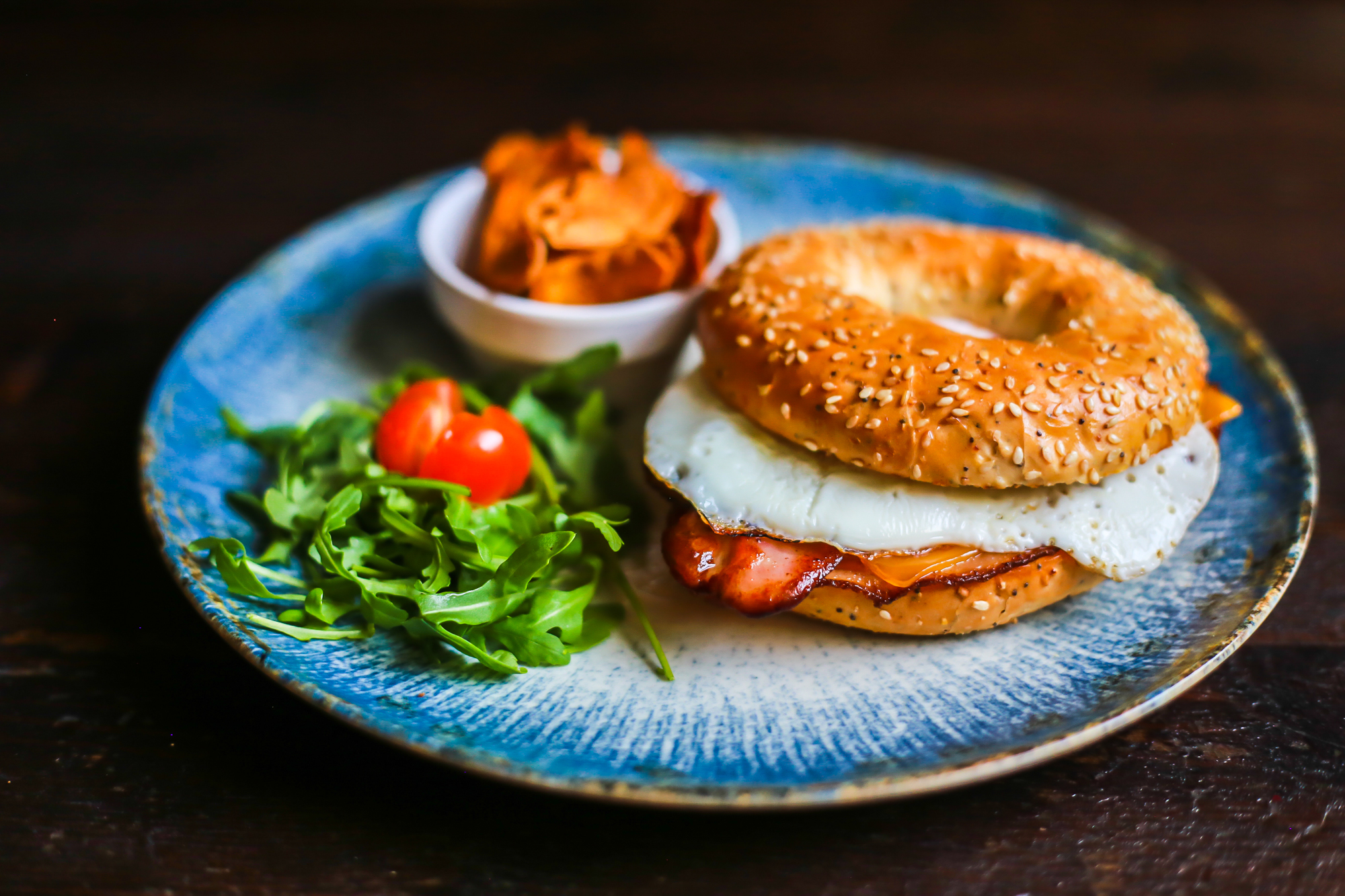 BAGELS DE HUEVO, QUESO CHEDAR Y BACON.
