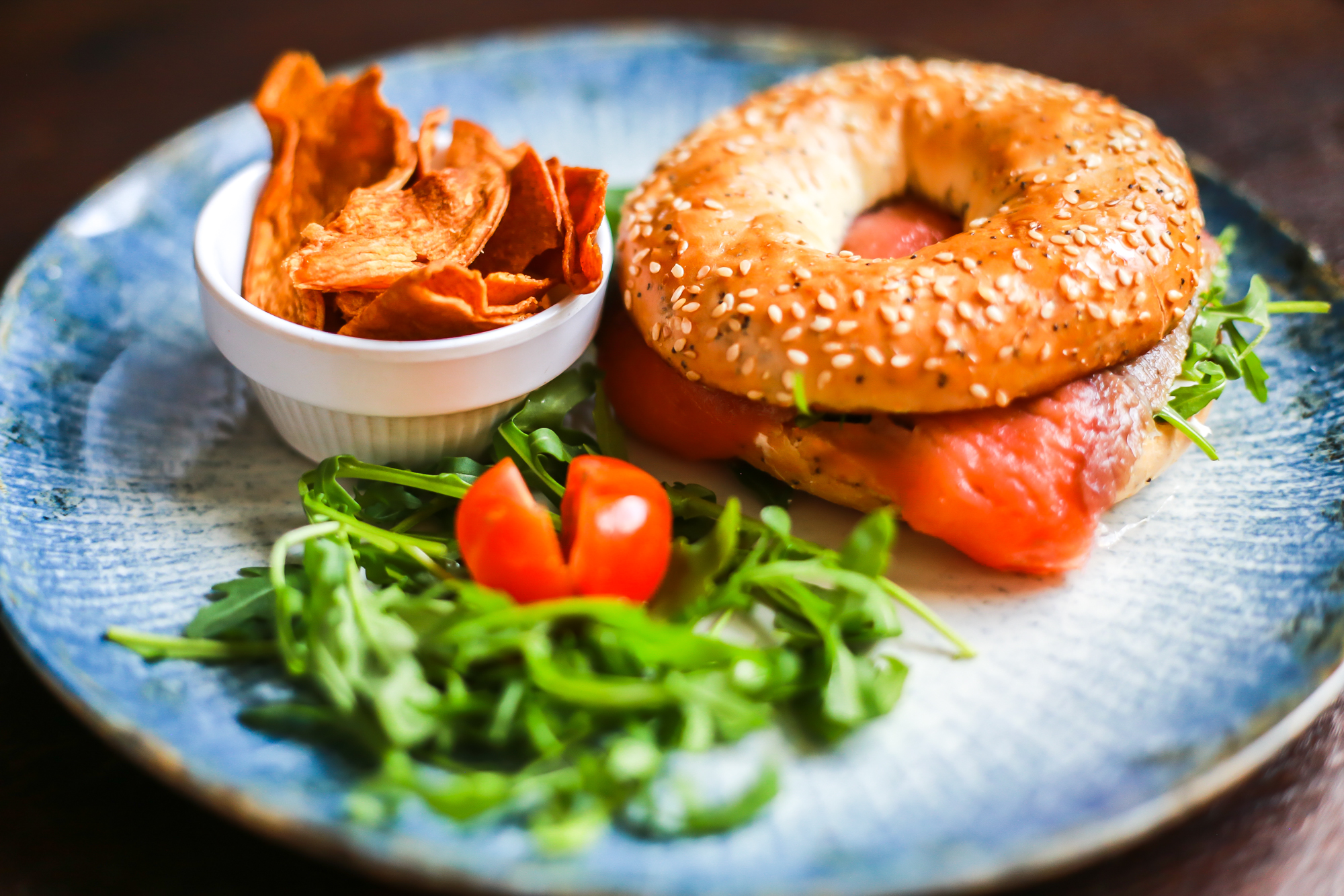 BAGELS DE SALMÓN, CREMA DE QUESO Y RÚCULA