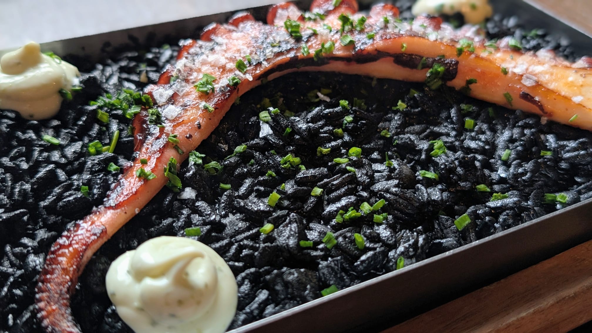  NEGRO CON GAMBONES Y PULPO